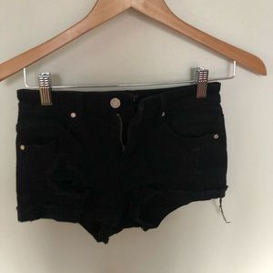 Discovery black shorts